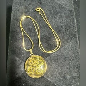 Vtg: Damascene Circle Floral Pendant Necklace